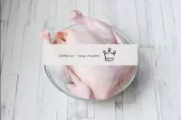用纸巾将鸡肉洗净。...
