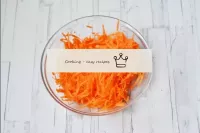 Peler les carottes et frotter sur une grande râpe...