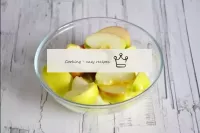 リンゴを小さくさびに切り、種子を取り除きます。小さくて香ばしいリンゴを取ることをお勧めします。...