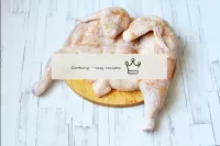 Bestreuen Sie das Huhn auf allen Seiten mit Hähnch...