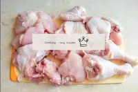 Couper la carcasse de poulet en morceaux, rincer s...