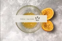 نعصر العصير من برتقال واحد. يمكن القيام بذلك بأي و...