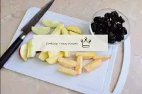 洗ったリンゴをスライスに切り、茎を取り除きます。プルーンをお湯で注ぎます。...