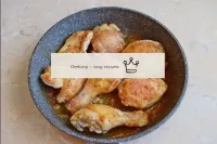 Alla fine della cottura, versate il pollo con sale...