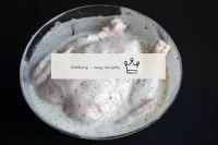 Vierta el pollo con marinado y colóquelo en el ref...