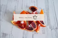 اغسل ما تبقى من البرتقال الصقلي وقطعه إلى قطع صغير...