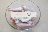 将鸡肉在自来水中冲洗，然后用纸巾洗净。然后将鸡放在洋葱的碗中。然后添加酸奶油。加入盐和香料的味道。作...
