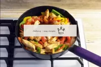 Remettez le poulet aux légumes, ajoutez la sauce a...