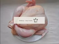 鶏肉を洗い、ペーパータオルで乾かします。塩の内側と外側、脚を結ぶ。15-20分間脇に置いてください。...