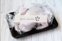 将毛绒小鸟转移到烤箱袖子上，将袋子的末端从两侧拉开。将烤盘放在加热到180°C的烤箱中1-1. 5小...