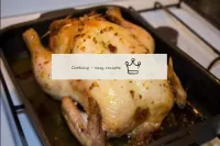 オーブンでご飯を詰めた鶏肉を180度2時間（鶏肉1kg-1時間）で焼く。時々、オーブンから鶏肉を取り...