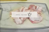 鶏肉をよく洗って切る。皮を取除くことができます-これは皿のカロリーの内容を減らします。...