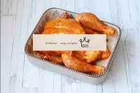 Mettez le poulet sur une plaque de cuisson ou dans...