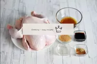 オーブンで金色の地殻でキャラメルで鶏を焼くにはどうすればよいですか？これは、材料の最小セットが必要に...