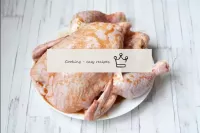 С помощью кисточки смажьте курицу маринадом внутри...