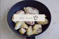 Cuire le poulet en morceaux dans une casserole à f...