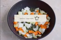 Épluchez les oignons et les carottes, frottez et b...