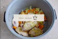 將烤蔬菜轉移到雞肉上。...