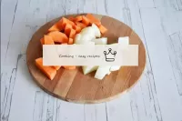 Pulite la cipolla e le carote, tagliatele a cubett...