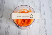 Gießen Sie Zwiebeln und Karotten in den Mixer und ...