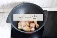 Aqueça o óleo vegetal no Casan. Coloque o frango. ...