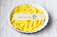 Coloque as batatas em forma de cozimento e salgue-...