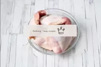 Le cosce di pollo (o altre parti del pollo) vengon...