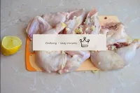 將雞肉切成碎片，用紙巾沖洗幹凈，去除多余的水分。然後用檸檬汁倒掉碎片。將大蒜從外殼中清除，然後通過壓...