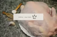如何将鸡肉完全用硬皮在袖子上烘烤？准备所有必需的产品。取一个中等大小的鸟类，最好是一公斤半左右，一定...
