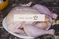Preparate il pollo. Se necessario, svuotatela, tag...