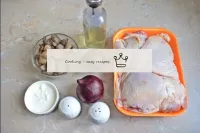オーブンでサワークリームソースで鶏を焼く方法は？このために必要な成分を準備します。鶏肉の任意の部分を...