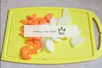 此时准备蔬菜。将胡萝卜切成小轮或简单地切成大块。将洋葱切成半圆形。你不需要把蔬菜切成薄片，否则煮熟后...