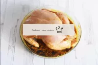 鶏肉をベーキング皿に入れ、必要に応じてマリネの上に注ぎます。私は焼いたのと同じ形で鳥を漬けたので、私...
