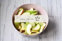 将苹果从果皮和种子中清除，然后切成小叶。如果需要，也可以切皮。为了防止苹果迅速变暗，选择合适的品种-...