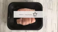 ضعي الدجاج في طبق خبز. ...