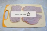 Cortem os seios de frango ao longo, para que estes...