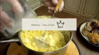 Batatas cozidas prontas com manteiga. Adicionar cr...