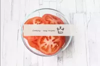 اغسل الطماطم وجففها وقطعها إلى دوائر. ...