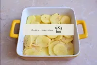 Le patate pulite vengono tagliate in tazze diretta...