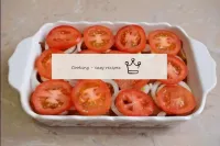 Und oben legen Sie die Tomaten in Kreise geschnitt...