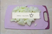 While the chicken is frying, prepare the onions. P...