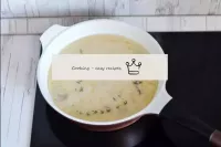 スープを薄めたでんぷんを鍋に注ぎ、かき混ぜる。...