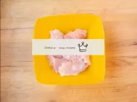 雞在自來水下沖洗。從大腿上取下皮膚，取出骨頭，可以將它們應用於不同的圓盤中，例如制作肉湯。用紙巾擦掉...