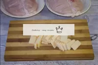 Cortar el queso duro en placas pequeñas y no muy g...