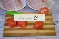 トマトを薄い半分のリングに切ります。...