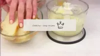 Sfregiare la cipolla con un frullatore o una macel...