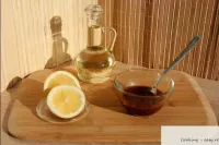 準備腌制。為此，在醬油中加入液態蜂蜜，顆粒狀芥末，一片檸檬的汁液。最後註入植物油。把一切徹底攪拌一下...