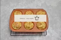 Peçam muffins no forno, pré-aquecido a 180 ° C, de...