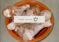 小腿雞肉用冷水仔細梳理，然後用紙巾擦幹。將它們折成碗，撒上鹽和黑胡椒。您還可以添加您最喜歡的調味料和...