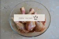 Remover las espinillas de pollo con el marinado re...